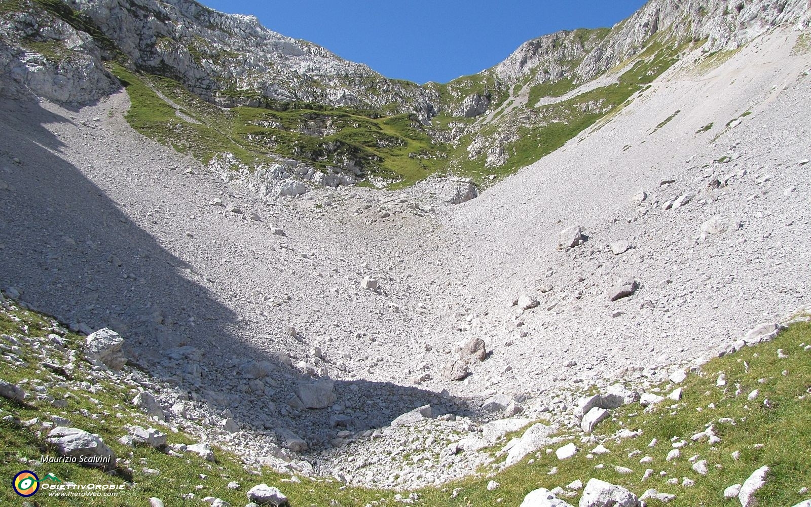 35 La grande conca detridica sotto il Passo di Corna Piana...JPG